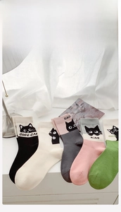 Flache Darstellung von fünf Paar Baumwollsocken mit süßen Katzenmustern und Streifenmuster