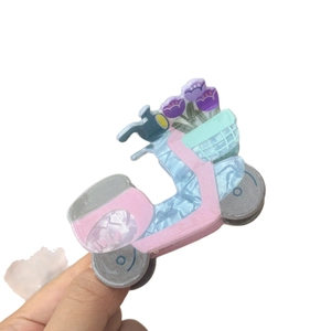 Pince à cheveux mignonne en acrylique forme scooter avec panier de fleurs