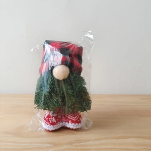 Bambola di peluche gnomo di Natale con cappello a quadri e barba di pino per feste.