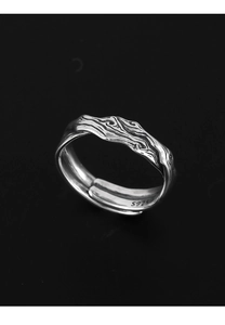 Close-up of vintage S925 sterling silver ring featuring intricate wave patterns and relief