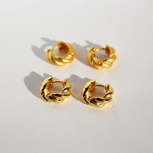 Set aus matt- und glanzgoldenen gedrehten Creolen im Vintage-Stil für den Alltag