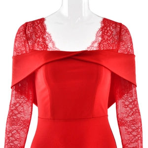 Détail de la robe de soirée rouge avec manches en dentelle et une élégante encolure bardot