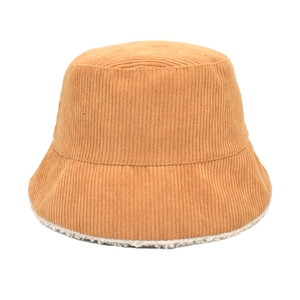 Détail du chapeau bob en velours côtelé avec doublure chaude en imitation laine blanche