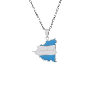 Détail du pendentif carte du Nicaragua en émail bleu et blanc avec une fine chaîne en argent