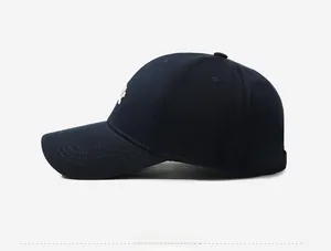 Détail de la casquette de baseball en coton bleu marine avec logo brodé et coutures