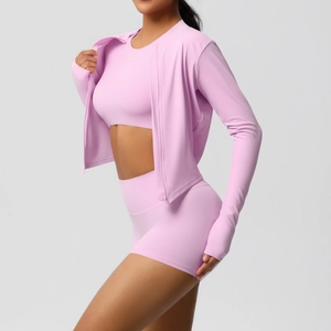 Ensemble de yoga rose pâle 3 pièces avec veste zippée, brassière de sport et short moulant