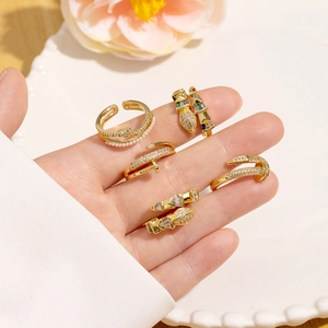 Chic 5-piece gold-plated snake and pearl adjustable ring set with sparkling zircons