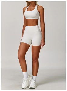 Set da yoga bianco con reggiseno sportivo e pantaloncini a vita alta sul modello