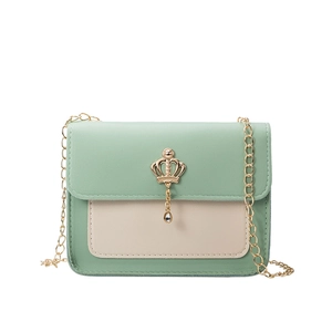 Sac à bandoulière élégant en similicuir menthe et beige avec breloque couronne dorée