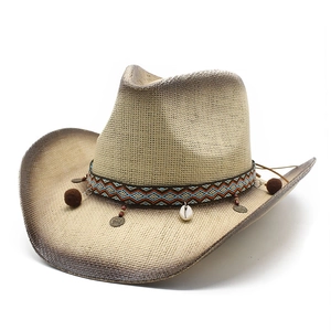 Western Strohhut mit farbverlauf-krempe und Boho-Muschelbesatz auf weißem Hintergrund