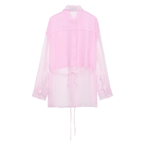Dettaglio posteriore della camicia rosa trasparente con lacci in vita e maniche in organza