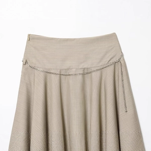 Jupe midi rayée abricot à taille haute avec une ceinture en chaîne métal argentée