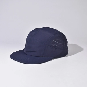 Vue détaillée des trous de ventilation découpés au laser sur la casquette 5 panels bleu marine