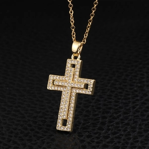 Elegante ciondolo a croce a tre strati in oro con pavé di zirconi scintillanti su catena