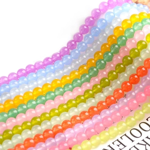 Detailweergave van doorschijnende natuurlijke gestreepte agaat kralen in regenboogkleuren