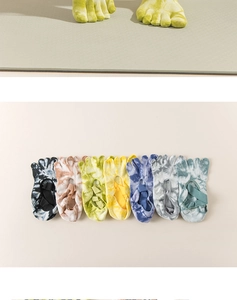 Détail de chaussettes de yoga à cinq orteils tie-dye avec adhérence antidérapante