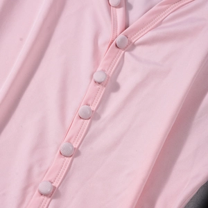 Gros plan détaillé du tissu en maille rose avec des boutons ronds recouverts assortis