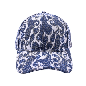 Détail de la texture brodée paisley bleu et blanc sur une casquette de baseball vintage