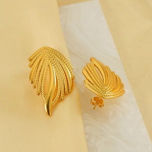 Boucles d'oreilles ailes dorées en acier inoxydable avec design d'éventail sur soie et marbre
