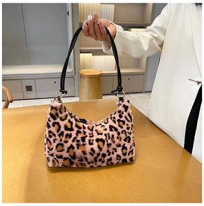 Dettaglio della borsa sottobraccio in peluche leopardato con sottili spalline nere