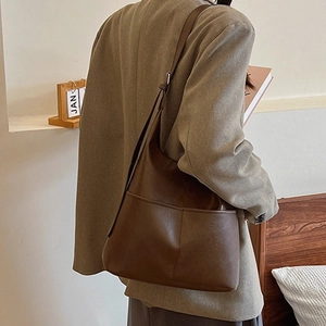 Grand sac cabas minimaliste en cuir marron pour femme avec porté épaule élégant