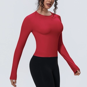 Haut de yoga rouge à manches longues avec tissu respirant et coupe ajustée extensible