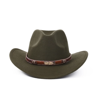 Détail d'un chapeau de cow-boy en feutre vert foncé avec boucle de plume dorée