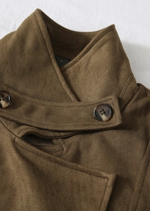 Détail du col d'un manteau en daim marron foncé avec coutures et boutons de haute qualité