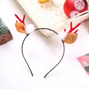 Vista dettagliata cerchietto corna di renna di Natale con orecchie di peluche e pompon.