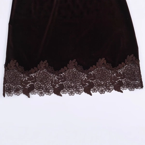 Braunes Samt-Top mit aufwendigem Spitzen-Patchwork und weicher Stofftextur