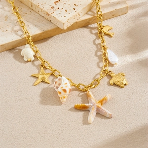 Goldene Edelstahlkette mit Meeresanhängern wie Seestern, Schildkröte, Muschel und Perle