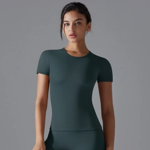 Detailansicht des dunkelgrünen Kurzarm-Yogashirts mit engem Schnitt und Rundhals
