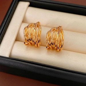 Eleganti orecchini a cerchio C multistrato placcati in oro su espositore in velluto beige