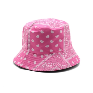 Détail d'un bob rose avec motif paisley blanc et coutures renforcées sur le bord