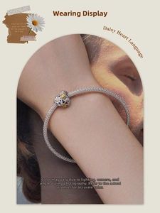 Detailansicht eines s925 Gänseblümchen-Herzanhängers an einem Schlangenkettenarmband
