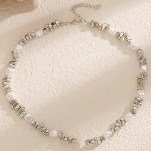 Détail du collier de perles baroques et perles argentées avec fermoir mousqueton