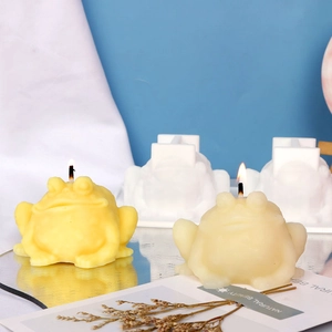 Handgefertigte 3D Frosch Duftkerzen in Gelb und Weiß inklusive Silikonform Set