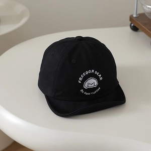 Gros plan d'une casquette bébé noire avec broderie chiot et texte Freedom Bear
