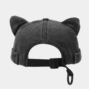 Vue arrière du bonnet docker en denim noir avec oreilles de chat et sangle à anneau D