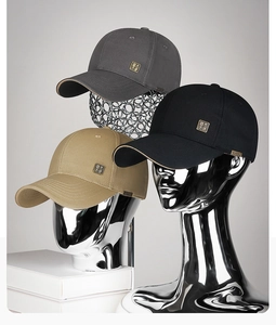 Drei hochwertige Baumwoll-Basecaps in Schwarz, Grau und Khaki mit Metall-Logo-Plaketten