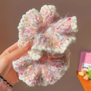 Gros plan sur chouchou en maille à pois colorés en texture mohair douce