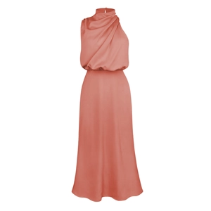 Elegante vestido largo de satén rosa coral con cuello halter y silueta de gala sin mangas