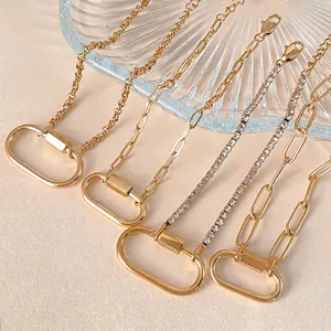 Ensemble de bracelets en acier doré avec breloques coquillage et fermoirs mousquetons