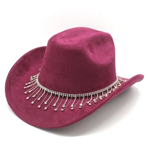 Détail d'un chapeau de cowboy en daim bordeaux avec franges en strass scintillants sur le bord
