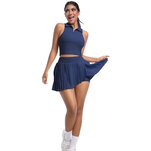 Détail de l'ensemble haut à revers bleu marine et jupe plissée pour le tennis et le golf
