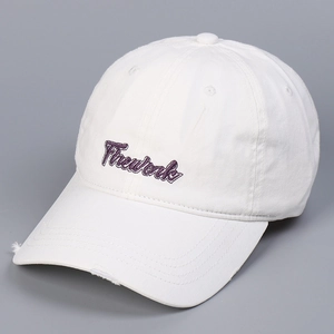 Dettaglio cappello da baseball in cotone bianco con ricamo Firework e bordo usurato