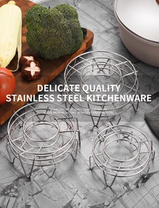 Trois supports de cuisson vapeur en inox de tailles variées sur un plan de travail marbre