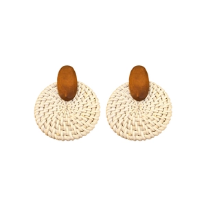 Boucles d'oreilles bohèmes en raphia fait main avec clous en bois et cercles en rotin