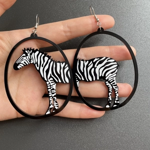 Detailsicht auf hochwertige Acryl-Ohrringe mit Zebra-Silhouette und Silberhaken