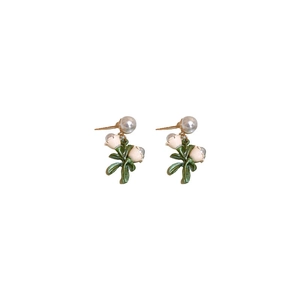 Boucles d'oreilles muguet élégantes avec perles et tiges florales dorées sur fond blanc